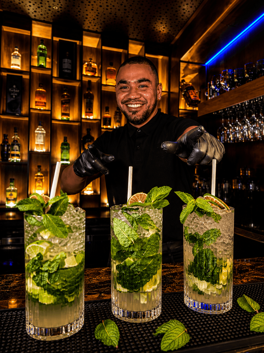 Bartender de PON Lounge presentando cócteles de la casa